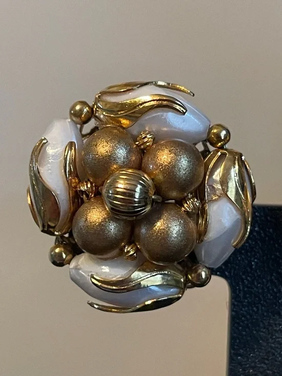 1950’s Deauville “Golden Cage” Faux Pearl Bracelet & Clip-on Earring Set - Picture 8 of 12